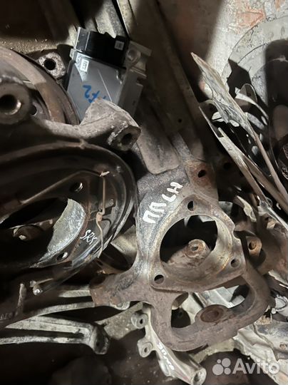 Кулак поворотный передний,задний cadillac srx1