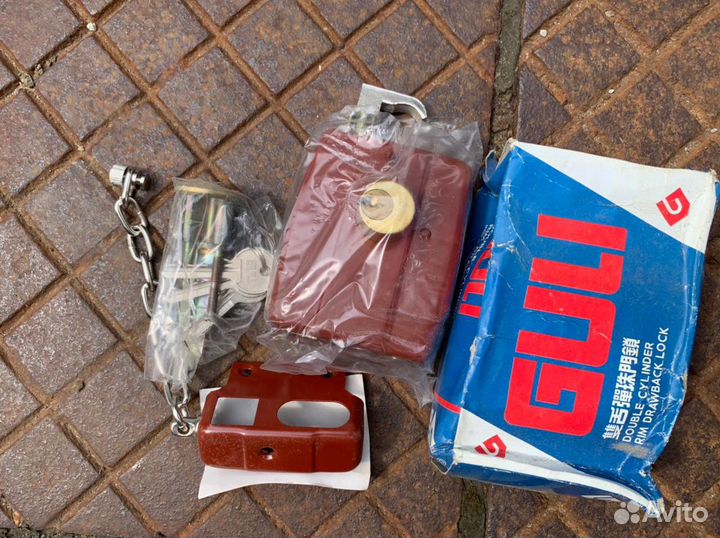 Замок дверной накладной