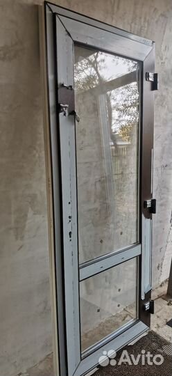 Пластиковая дверь