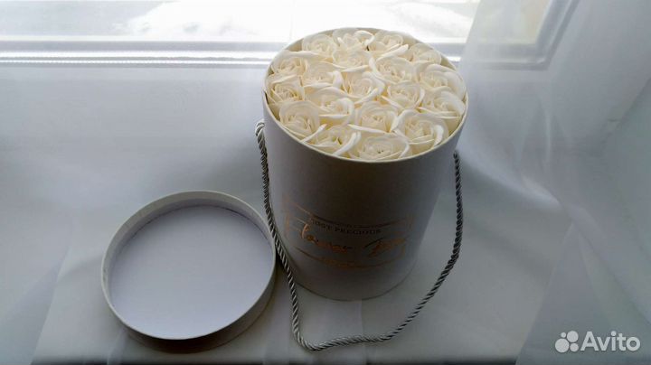 Мыльные розы в шляпной коробке