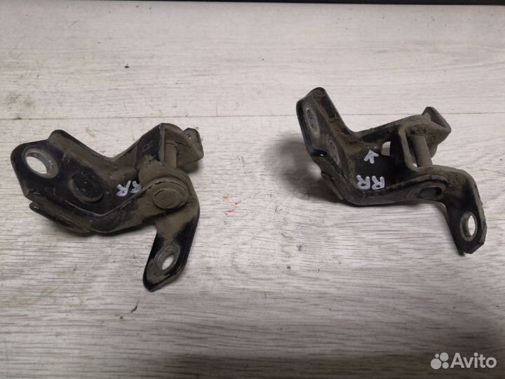 Петли двери задние правые Mazda Tribute epew YF