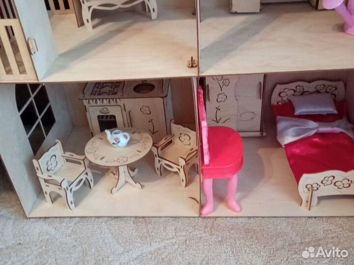 Кукольный домик с мебелью