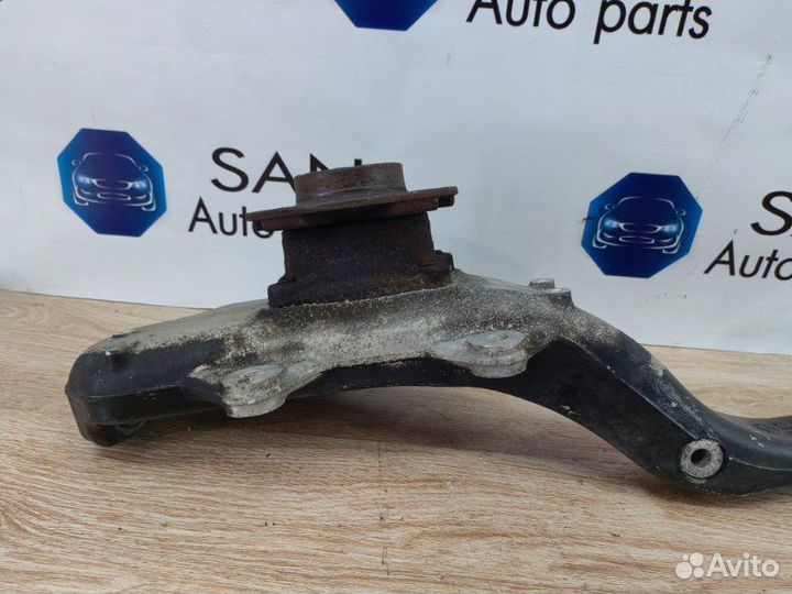 Кулак поворотный передний левый Bmw X5 Рест E70