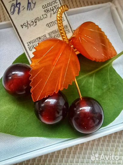 Брошь янтарь СССР