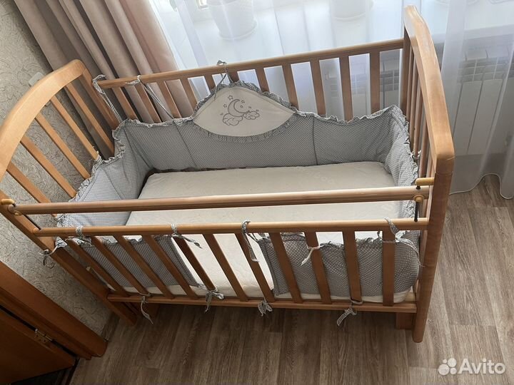Детская кроватка с маятником