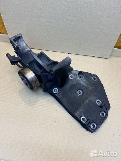 Кронштейн генератора Nissan Pathfinder yd25ddti