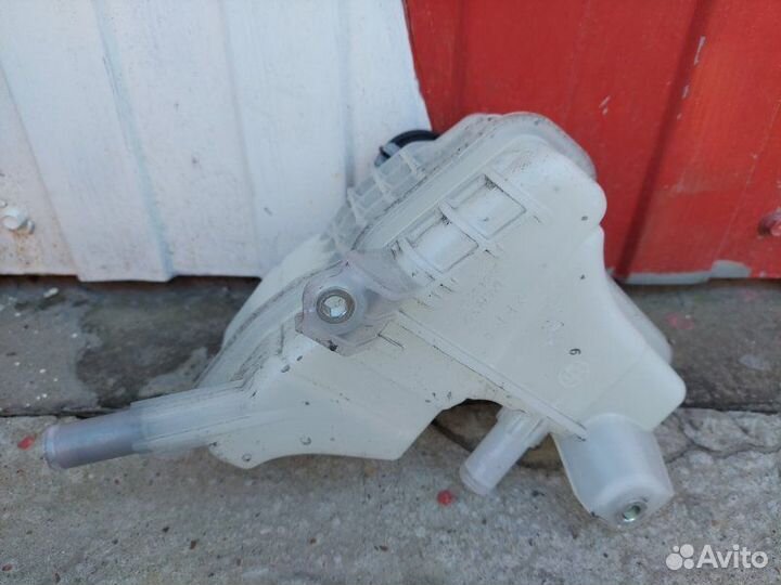 Расширительный бачок инвертора Toyota Camry