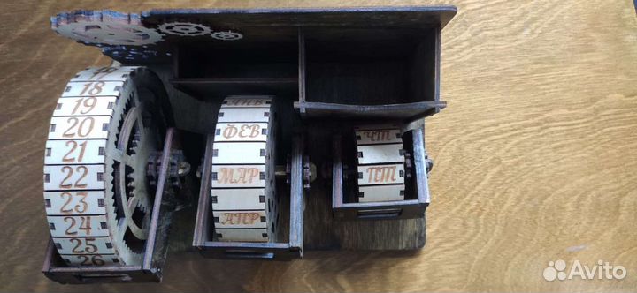 Календарь ручной из дерева