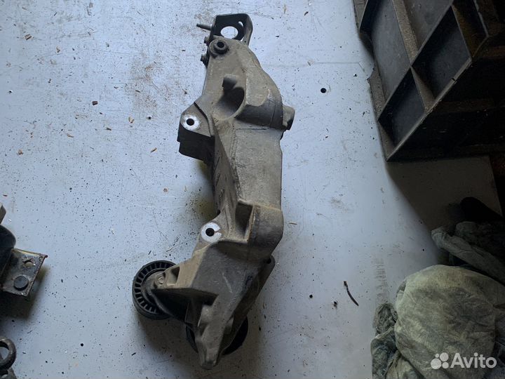 Кронштейн генератора renault 2,0 dci