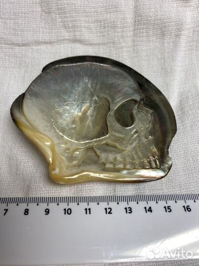 Череп. Резьба по перламутру