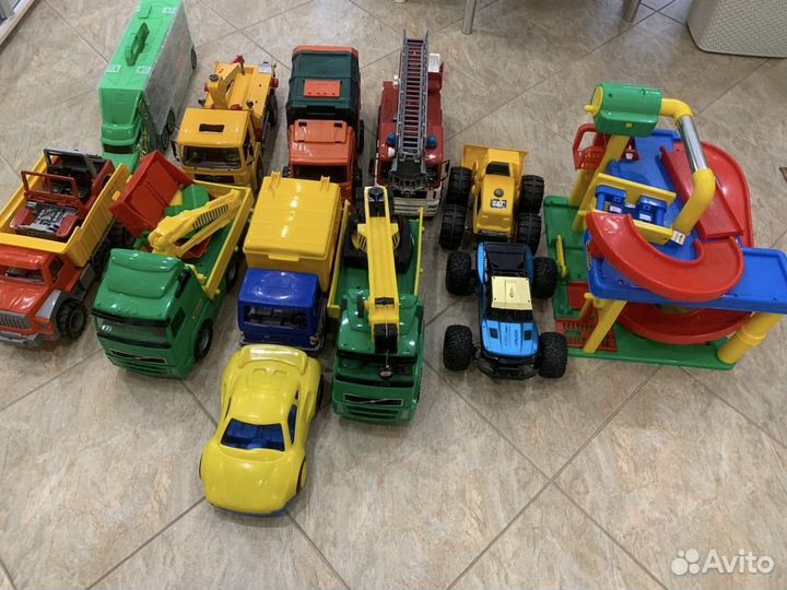 Детские машины и паркинг wader bruder