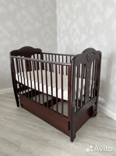 Детская кроватка с маятником