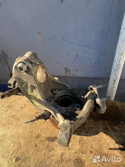 Кулак поворотный левый Volkswagen Passat B6 Б7 сс