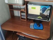 Компьютерный стол с компютером