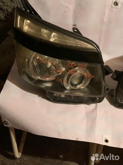 Фары toyota voxy ZRR70 2007-2010