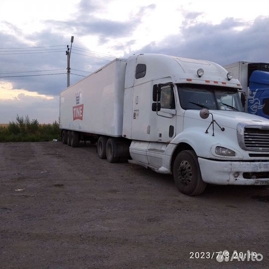 Freightliner Columbia с полуприцепом, 2001