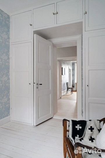 Встроенный шкаф в классическом стиле для спальни