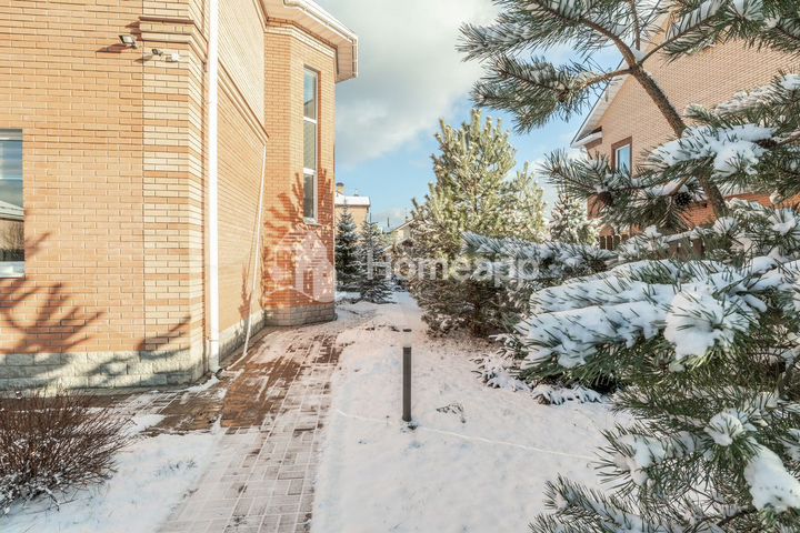 Коттедж 225 м² на участке 15 сот.