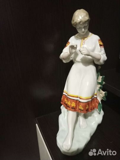 Статуэтка фарфор Девушка с цветком