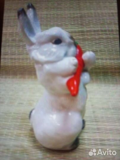 Винтаж.Фарфоровая статуэтка.Заяц с морковкой