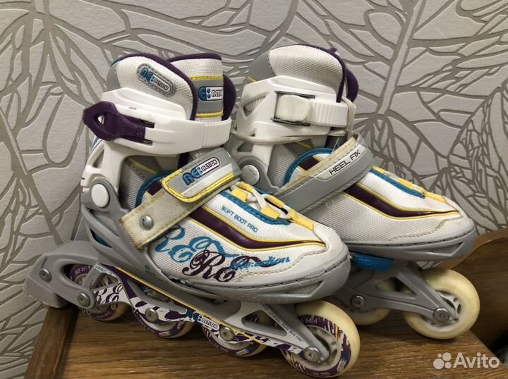 Ролики, роликовые коньки, и шлем reaction