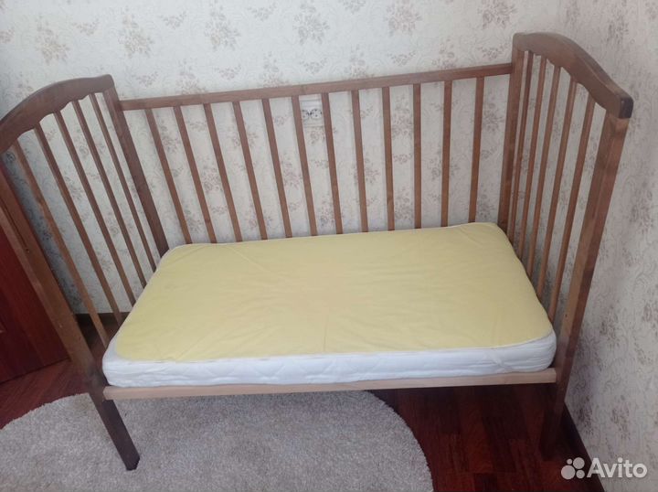 Детская кроватка с маятником