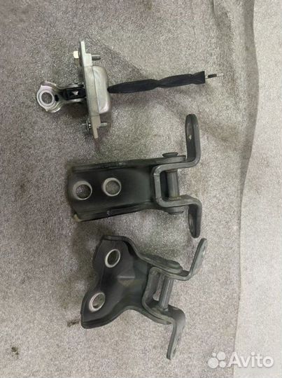 Ограничитель двери передний правый Toyota Hilux