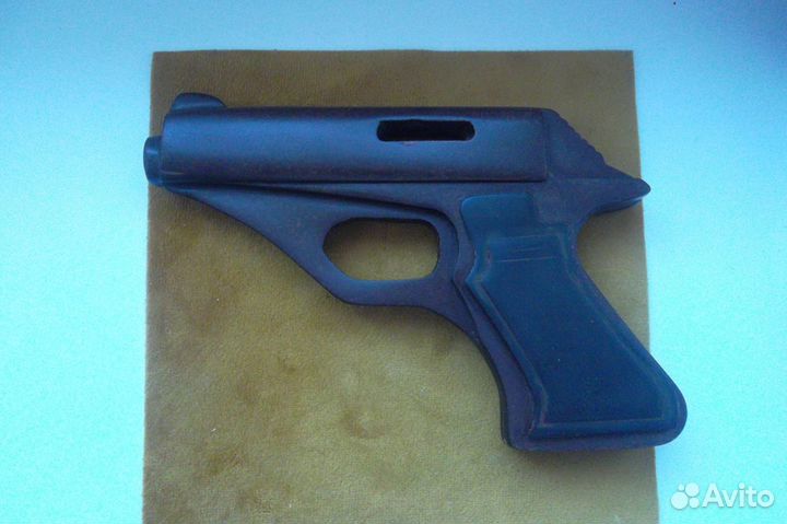 Модель пистолета из эбонита