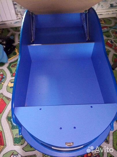 Детская кровать машина