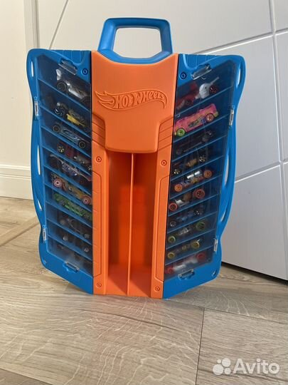 Hot wheels гараж и 20 машин
