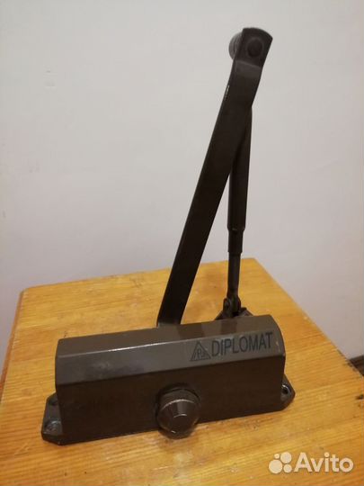 Доводчик дверной diplomat
