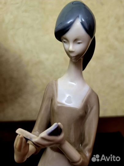 Фигурка девушки из Германии