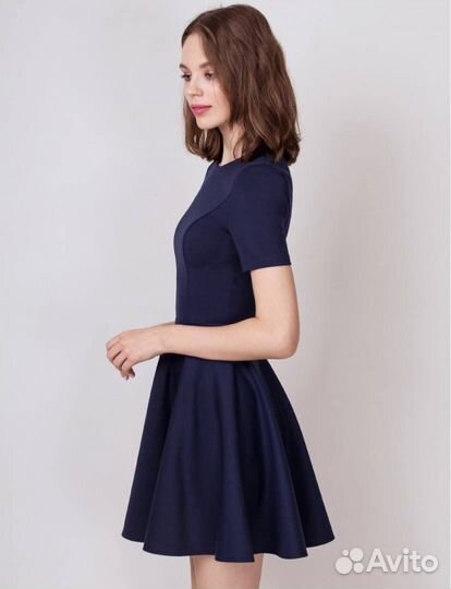 Трикотажное платье с белым фартуком