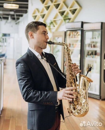 Ведущий-саксофонист