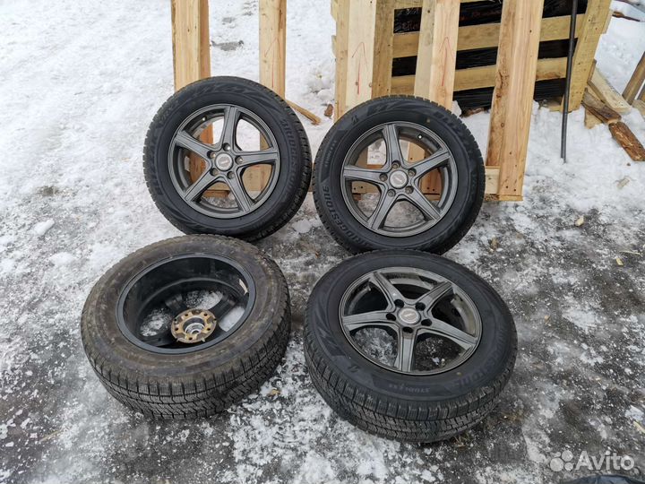 Bridgestone Blizzak VRX2 215/60 R16