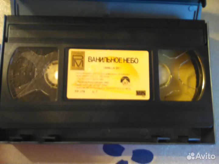 Видеокассеты много