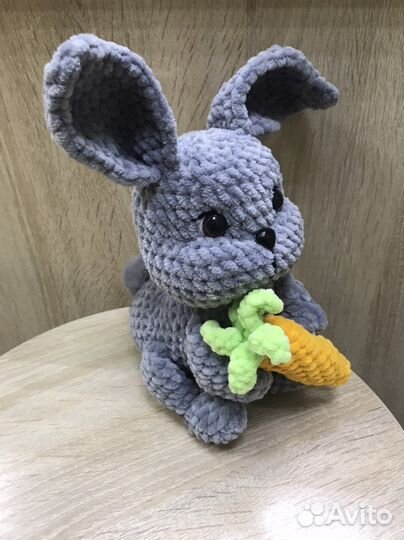 Вязанная игрушка «Кролик с морковкой»