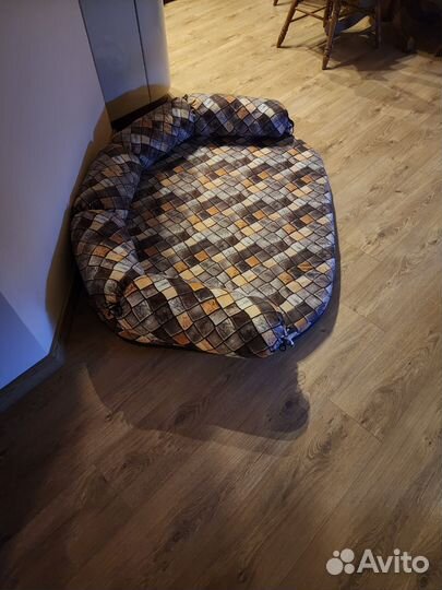 Продам лежанку для крупной собаки