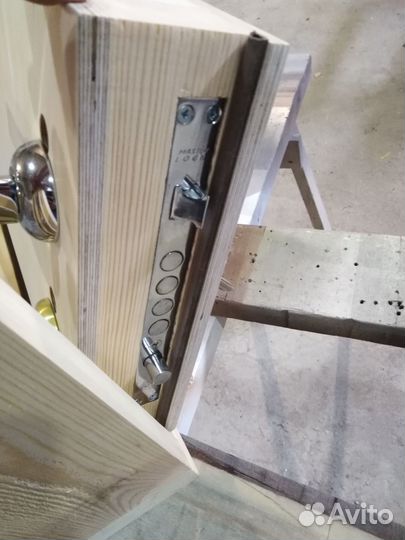 Утепленная деревянная дверь в коттедж