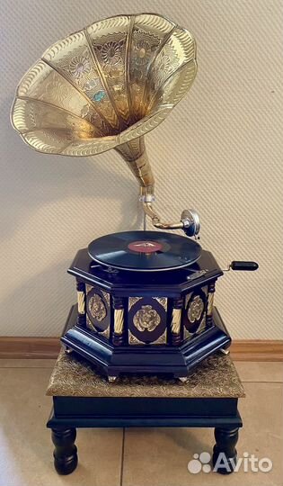 Граммофон с трубой