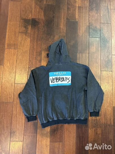 Vetements Logo зип худи на руках