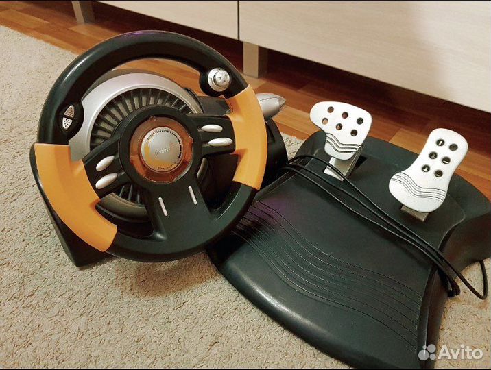 Игровой руль с педалями