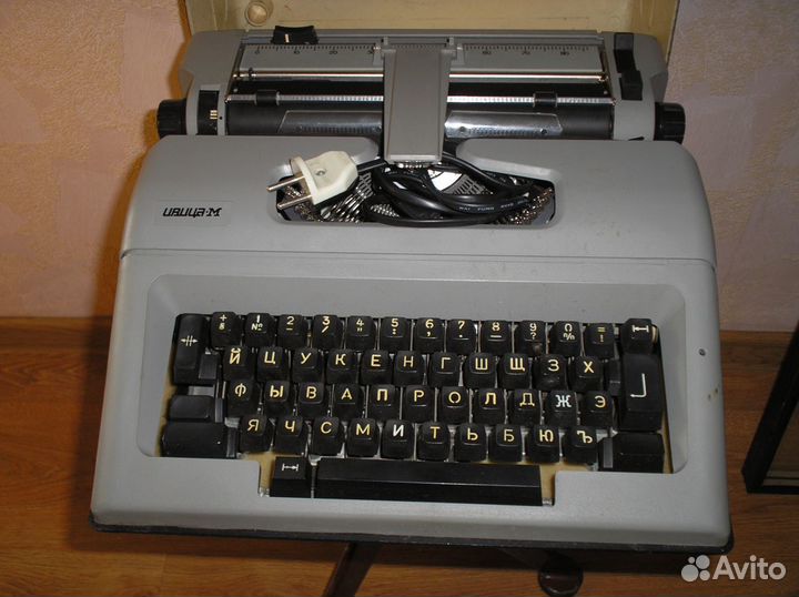 Пишущая электрическая машинка 