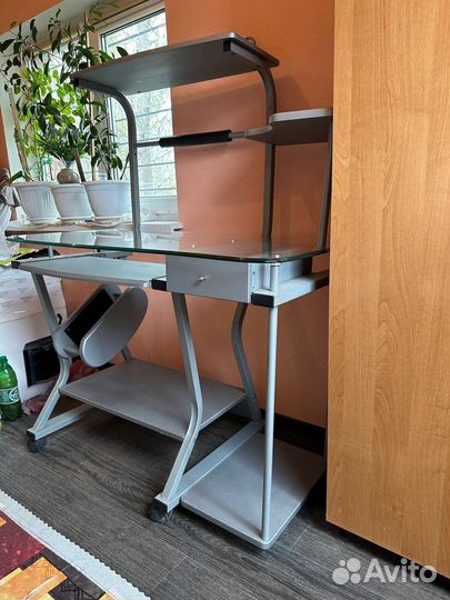 Компьютерный стол стеклянный