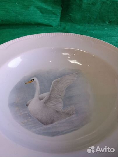 Фарфоровая тарелка с рисунком лебедь советская