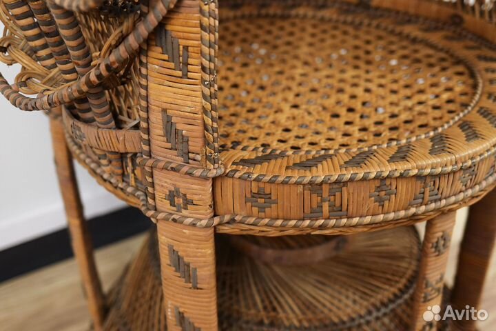 Старинное плетеное кресло-павлин