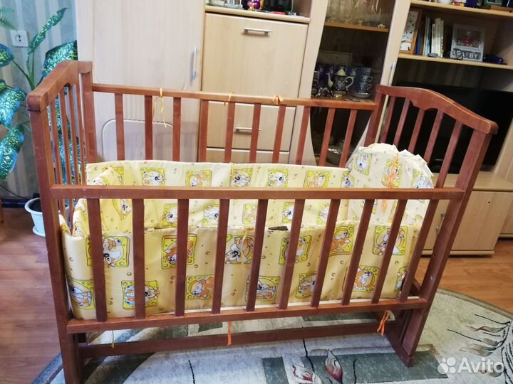 Кроватка с продольным маятником