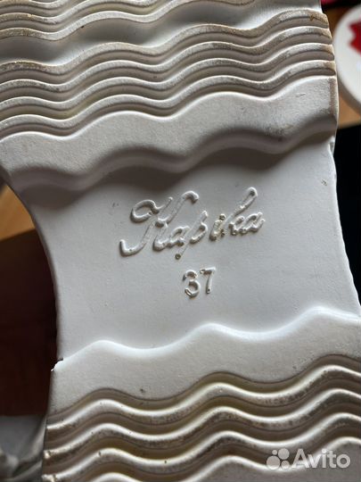 Кроссовки белые 37