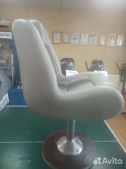 Сиденье для катера с продольно-скользящей стойкой