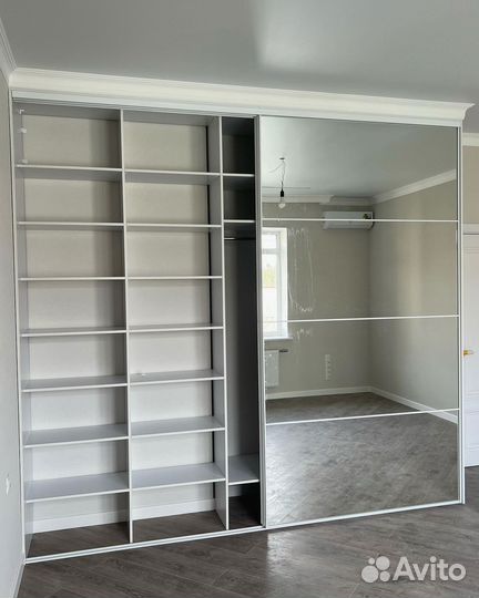 Книжный шкаф